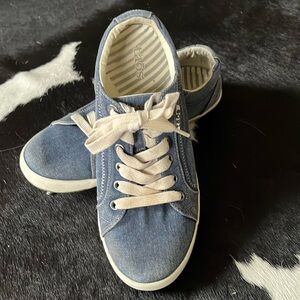 Taos, gently used Star size 9.5 sneakers